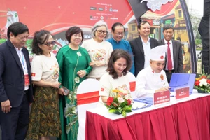 Đại diện các đơn vị tại lễ ký kết hợp tác trong công tác bảo tồn và phát triển nghề phở truyền thống Vân Cù và các giá trị phở Nam Định xưa.