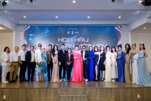 Các thành viên Ban tổ chức, Ban Giám khảo cuộc thi Hoa hậu Quốc dân Việt Nam 2026 và một số hoa hậu, á hậu các cuộc thi sắc đẹp tại cuộc họp báo.