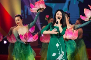 Nghệ sĩ Nhân dân Hồng Hạnh trong một chương trình biểu diễn nghệ thuật (Ảnh: NVCC).