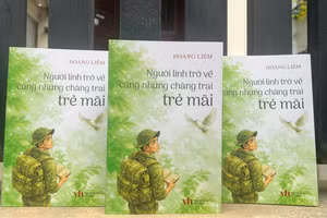 Sách "Người lính trở về cùng những chàng trai trẻ mãi" của tác giả Hoàng Liêm tái hiện một thời trận mạc của những sinh viên xếp bút nghiên, lên đường ra trận và nghĩa tình đồng đội.