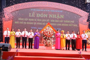 Đại diện lãnh đạo thành phố Hà Nội trao Bằng công nhận di tích lịch sử - văn hóa cấp thành phố cho di tích Nhà thờ họ Hoàng và Công bộ Viên ngoại lang Hoàng Viết Bàn.