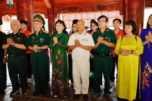 Các thành viên Câu lạc bộ "Mãi mãi tuổi 20" kính cẩn nghiêng mình dâng nén tâm hương trước anh linh các bậc tiền nhân, các anh hùng liệt sĩ tại khu di tích Văn Miếu-Quốc Tử Giám.