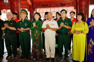 Các thành viên Câu lạc bộ "Mãi mãi tuổi 20" kính cẩn nghiêng mình dâng nén tâm hương trước anh linh các bậc tiền nhân, các anh hùng liệt sĩ tại khu di tích Văn Miếu-Quốc Tử Giám.