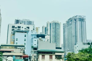 Một góc chung cư và nhà ở phía đông Hà Nội. (Ảnh: HNV)