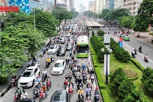 [Video] Hà Nội di dời cây xanh, mở rộng 12 nút giao thông trọng điểm