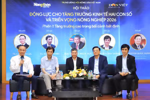 Các diễn giả trao đổi tại hội thảo.