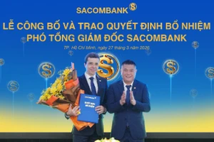 Ông Nguyễn Đức Thụy - Tổng Giám đốc Sacombank (bên phải) tặng hoa chúc mừng ông Loic Faussier nhận nhiệm vụ tại Sacombank.