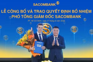 Ông Nguyễn Đức Thụy - Tổng Giám đốc Sacombank (bên phải) tặng hoa chúc mừng ông Loic Faussier nhận nhiệm vụ tại Sacombank.