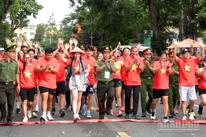 Hơn 6.000 tham gia, hưởng ứng chương trình “Cùng Việt Nam tiến bước”.