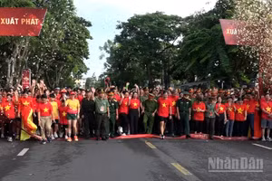 Hơn 6.000 người là nhân dân và cán bộ chiến sĩ tại công viên Sông Hậu, thành phố Cần Thơ tham gia, hưởng ứng chương trình “Cùng Việt Nam tiến bước”.