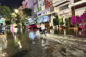 Nhiều tuyến đường trung tâm thành phố Cần Thơ ngập nặng sau cơn mưa.