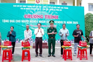 Đại tá Huỳnh Thanh Hùng, Chính ủy Bộ đội Biên phòng thành phố Cần Thơ và mạnh thường quân tặng quà cho bà con nghèo tại chương trình.