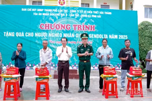 Đại tá Huỳnh Thanh Hùng, Chính ủy Bộ đội Biên phòng thành phố Cần Thơ và mạnh thường quân tặng quà cho bà con nghèo tại chương trình.