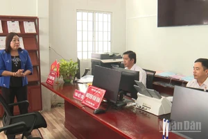 Bà Mã Thị Tươi, Phó Chủ tịch Thường trực Hội đồng nhân dân thành phố Cần Thơ thăm hỏi, động viên cán bộ, công chức.