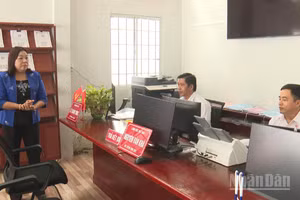 Bà Mã Thị Tươi, Phó Chủ tịch Thường trực Hội đồng nhân dân thành phố Cần Thơ thăm hỏi, động viên cán bộ, công chức.