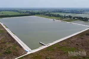 Hồ nước ngọt Hậu Giang tại xã Vĩnh Tường, thành phố Cần Thơ nhìn từ trên cao. (Ảnh: VĂN ÚT)