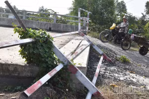 Cầu Kênh Năng chưa có đường dẫn 2 bên cầu khiến cho việc đi lại của nhân dân gặp nhiều khó khăn.