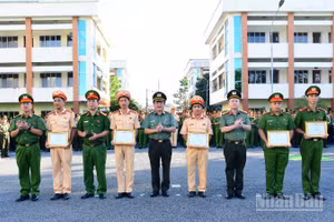 Đại diện Ban giám đốc Công an tỉnh Đồng Tháp trao thưởng cho tổ công tác. 