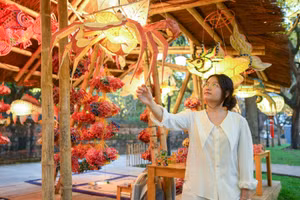 Du khách thích thú với những chiếc đèn lồng tại sự kiện.