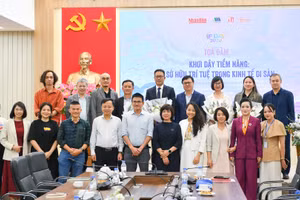 Tổng Biên tập Báo Nhân Dân Lê Quốc Minh và các đại biểu dự sự kiện.