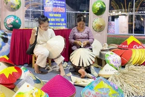 Xã Thanh Oai nổi tiếng với nhiều sản phẩm làng nghề độc đáo như nón lá làng Chuông.