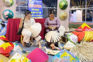 Xã Thanh Oai nổi tiếng với nhiều sản phẩm làng nghề độc đáo như nón lá làng Chuông.