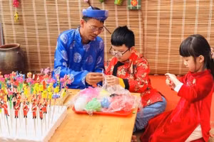 Hướng dẫn trẻ trải nghiệm nặn tò he truyền thống của xã Phượng Dực.