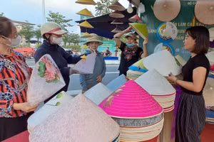 Các sản phẩm OCOP, làng nghề được giới thiệu tại triển lãm.