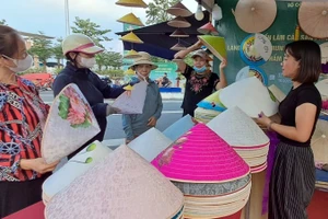 Các sản phẩm OCOP, làng nghề được giới thiệu tại triển lãm.