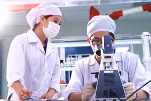 Nghiên cứu khoa học tại phòng thí nghiệm của Nhà máy Dược phẩm công nghệ cao CVI Pharma (Khu công nghệ cao Hòa Lạc).