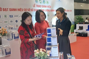 Doanh nghiệp giới thiệu các giải pháp sử dụng năng lượng tiết kiệm và hiệu quả tại buổi lễ.