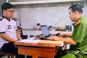 Điều tra viên làm việc với đối tượng Đặng Quang Vinh.
