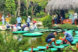 Du khách trải nghiệm các trò chơi dân gian tại các điểm du lịch trên địa bàn thành phố Cần Thơ.