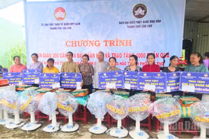 Bà Hồ Thị Cẩm Đào, Phó Bí thư Thành ủy Cần Thơ, Chủ tịch Ủy ban Mặt trận Tổ quốc Việt Nam thành phố tặng 10 phần quà cho gia đình có hoàn cảnh khó khăn tại phường Long Bình.