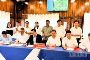 Quang cảnh lễ ký kết hợp tác giữa các đơn vị và doanh nghiệp logistics.