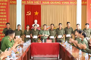 Đại tá Nguyễn Thanh Tràng, Phó Giám đốc Công an thành phố Cần Thơ thăm, tặng quà lực lượng tham gia bảo vệ an ninh, trật tự ở cơ sở.