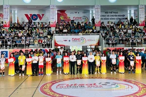 Ban tổ chức trao Cờ lưu niệm cho các đội tham gia.