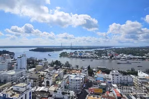 Một góc thành phố Cần Thơ bên dòng sông Hậu nhìn từ trên cao.