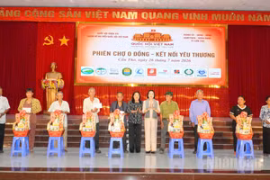 Đồng chí Nguyễn Thị Thanh, Ủy viên Trung ương Đảng, Phó Chủ tịch Quốc hội tặng quà cho gia đình chính sách, người có công.