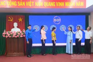 Ban Tổ chức thực hiện nghi thức khai mạc hội thi.