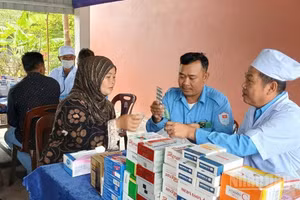 Hơn 200 lượt người dân Campuchia được khám bệnh, cấp thuốc miễn phí.
