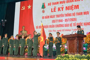 Thừa ủy quyền Chủ tịch nước, Trung tướng Hồ Văn Thái, Chính ủy Quân khu 9 trao Huân chương bảo vệ Tổ quốc tặng Bộ Tham mưu Quân khu 9.