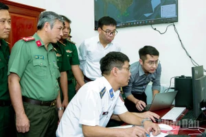 Đoàn công tác kiểm tra hệ thống quản lý tàu cá tại trạm kiểm soát biên phòng Trần Đề, Đồn Biên phòng Trung Bình.