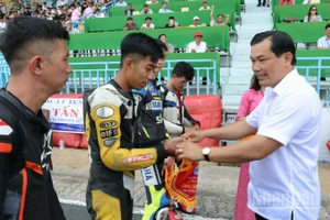 Lãnh đạo Sở Văn hóa, Thể thao và Du lịch thành phố Cần Thơ trao Cờ lưu niệm cho các vận động viên tham gia.