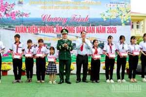 Thiếu tướng Trần Ngọc Hữu, Phó Tư lệnh Bộ đội Biên phòng và ông Nguyễn Văn Khởi, Phó Chủ tịch Ủy ban nhân dân thành phố Cần Thơ trao học bổng cho các em học sinh tại chương trình.