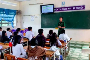 Quang cảnh buổi tuyên truyền tại một lớp học Trường trung học cơ sở và trung học phổ thông Lai Hòa.