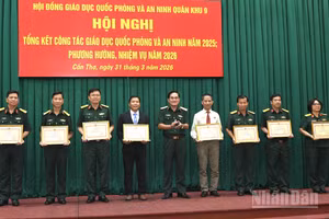 Trung tướng Nguyễn Xuân Dắt, Tư lệnh Quân khu trao thưởng các tập thể có thành tích xuất sắc trong công tác giáo dục quốc phòng và an ninh năm 2025.