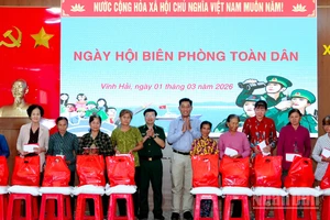 Đại tá Hà Huy Trường, Phó Chính ủy Bộ đội Biên phòng thành phố Cần Thơ và ông Thạch Thanh Tùng, Bí thư Đảng ủy xã Vĩnh Hải tặng quà cho các hộ gia đình có hoàn cảnh khó khăn trên địa bàn. 