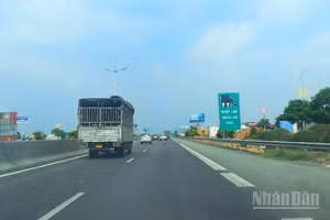 Phương tiện lưu thông trên tuyến cao tốc đoạn Cần Thơ-Hậu Giang.