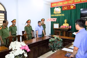 Cơ quan An ninh điều tra tống đạt quyết định khởi tố đối với Võ Xuân Trường. (Ảnh Hải Đăng)
